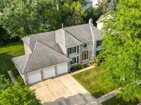 2300 Periwinkle Ln, Algonquin, IL 60102