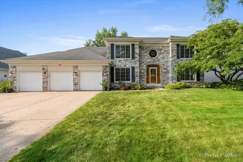 2300 Periwinkle Ln, Algonquin, IL 60102 photo 2