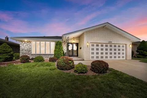 10924 Lancaster St, Westchester, IL 60154