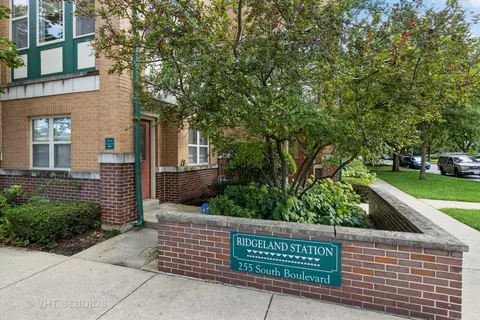 255 South Blvd #4, Oak Park, IL 60302