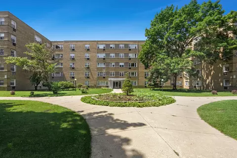2035 W Granville Ave #504, Chicago, IL 60659