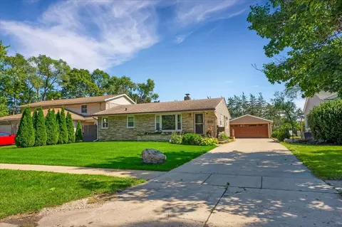 395 Linn Ave, Crystal Lake, IL 60014