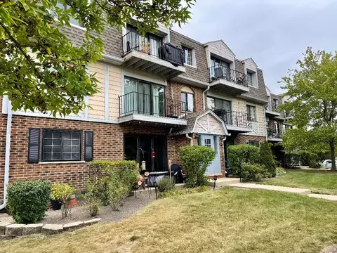 3262 Sanders Rd #8D, Northbrook, IL 60062