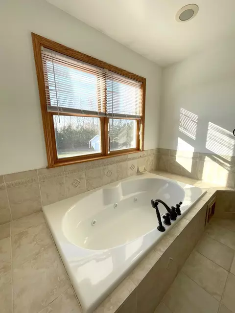 Bath - 3099 E 1825th Rd, Ottawa, IL 61350 photo 3 of 5