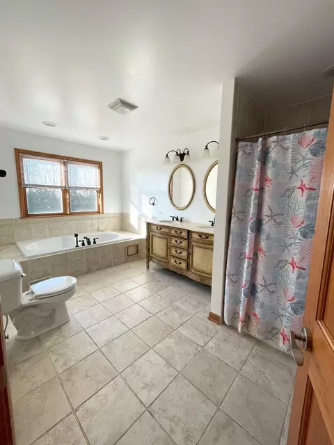 Bath - 3099 E 1825th Rd, Ottawa, IL 61350 photo 2 of 5