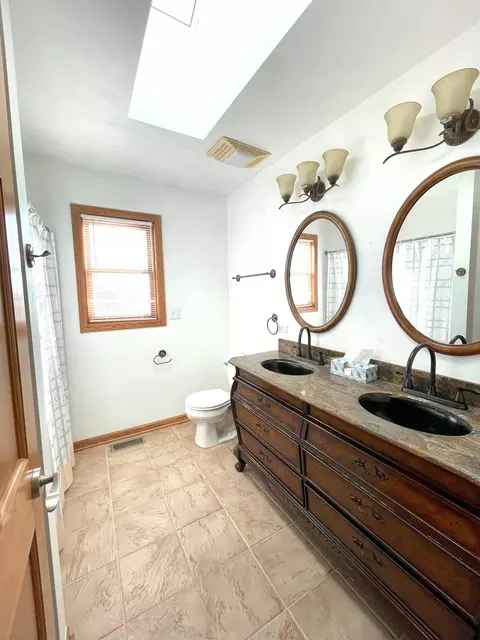 Bath - 3099 E 1825th Rd, Ottawa, IL 61350 photo 4 of 5