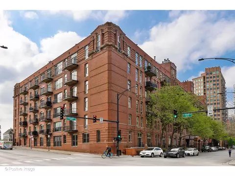 550 N Kingsbury St #207, Chicago, IL 60654