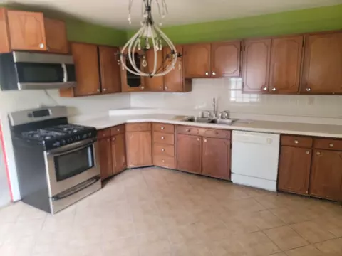 808 Robert St, Aurora, IL 60506 photo 4