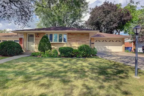 330 Ambleside Rd, Des Plaines, IL 60016