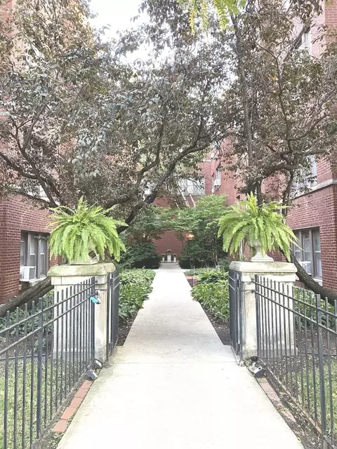 1323 W Addison St #3B, Chicago, IL 60613