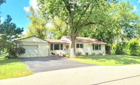 18 Manor Rd, Lake Zurich, IL 60047