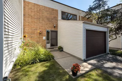 1009 Spring Mill Dr, Hoffman Estates, IL 60169 photo 3