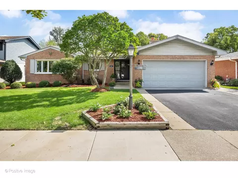 807 Mason Dr, La Grange, IL 60525