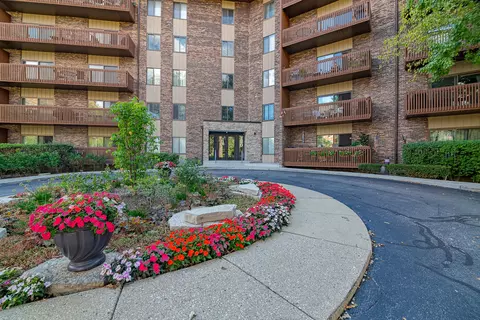 120 Lakeview Dr #422, Bloomingdale, IL 60108