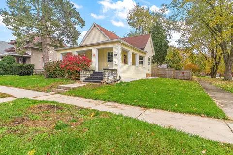 894 S Elm Ave, Kankakee, IL 60901