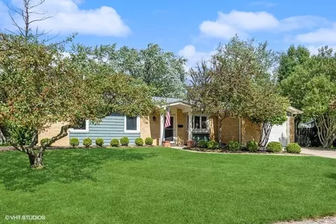 906 E Paddock Dr, Palatine, IL 60074