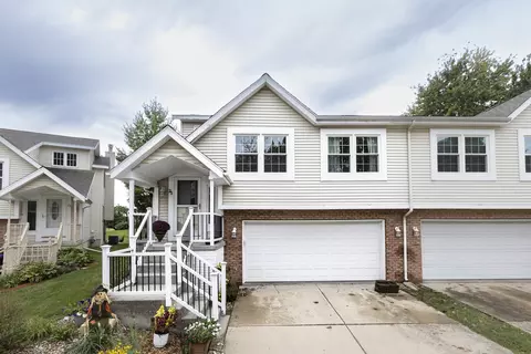 23 Shire Ct, Bloomington, IL 61701