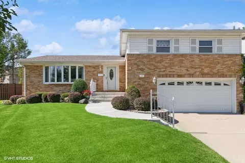 610 Winston Dr, Melrose Park, IL 60160
