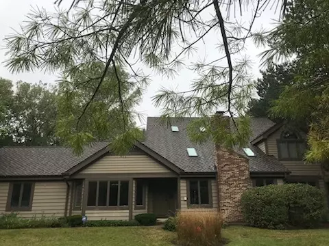 1929 Forest Creek Ln, Libertyville, IL 60048