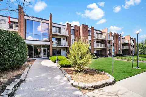 300 W Fullerton Ave #205, Addison, IL 60101