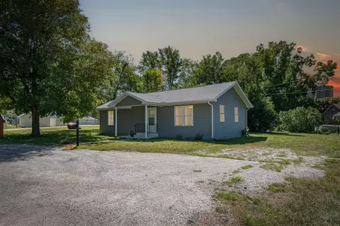 107 N Court St, Flanagan, IL 61740