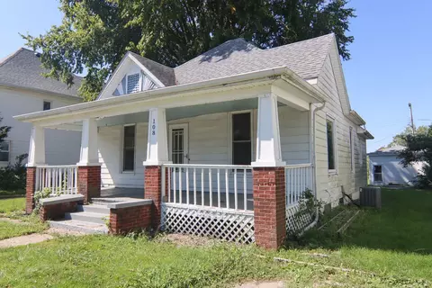 108 N Walnut St, Villa Grove, IL 61956
