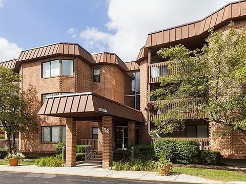 6425 Clarendon Hills Rd #212, Willowbrook, IL 60527