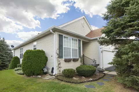 16 W Vandermeer Dr, Antioch, IL 60002