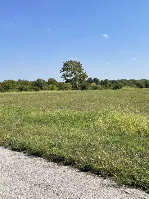 9 Armsworth Estates Rd, Monticello, IL 61856