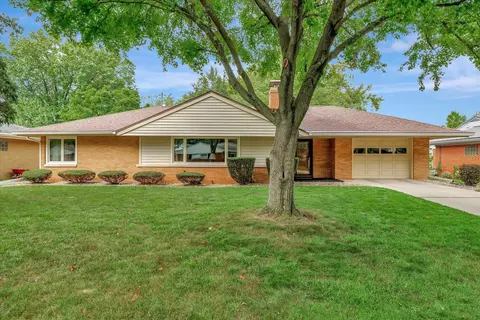 905 Dolphin Ave, Bloomington, IL 61701