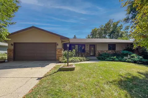 6089 Parish Pl, Rockford, IL 61109
