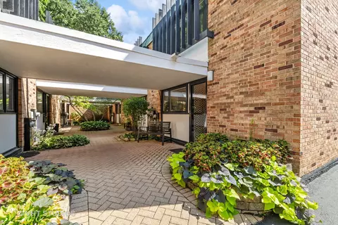 588 W Hawthorne Pl #4, Chicago, IL 60657