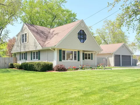 322 N Oplaine Rd, Gurnee, IL 60031