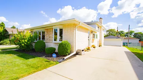 2053 Locust St, Des Plaines, IL 60018