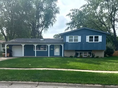 684 Elsinoor Ln, Crystal Lake, IL 60014