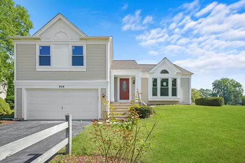 959 Harbor Town Dr, Elgin, IL 60123