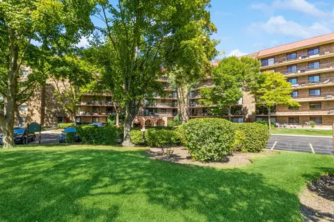 35 S Baybrook Dr #601, Palatine, IL 60074