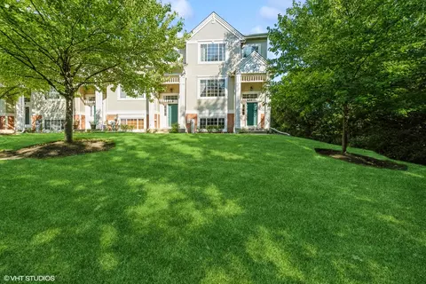 611 Cary Woods Cir, Cary, IL 60013