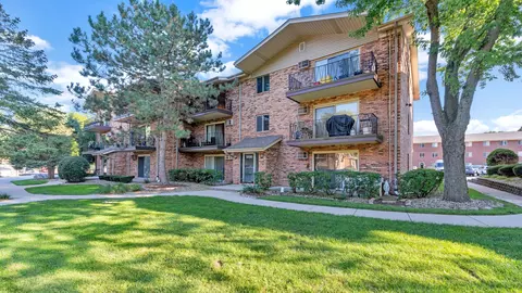 5330 Waterbury Dr #1606, Crestwood, IL 60445