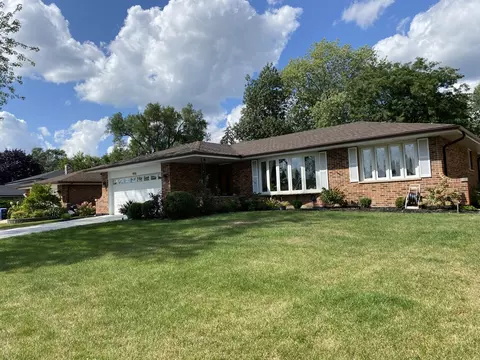 906 Walnut Dr, Darien, IL 60561