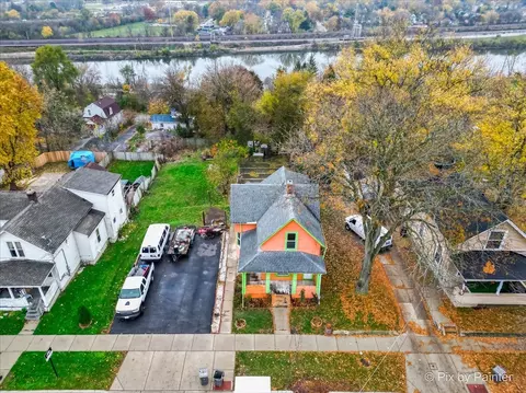 658 Raymond St, Elgin, IL 60120