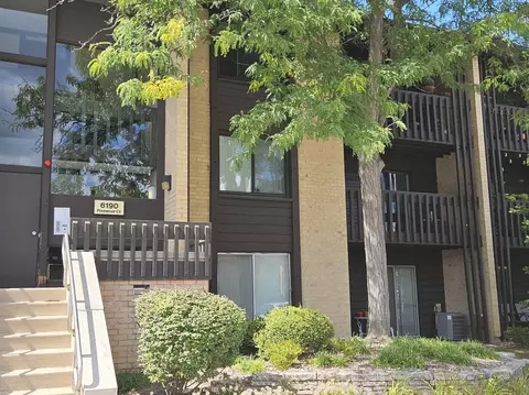 6190 Pinewood Ct #302, Willowbrook, IL 60527