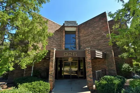 925 Spring Hill Dr #212, Northbrook, IL 60062