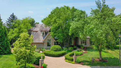 4 Roanoke Ct, Burr Ridge, IL 60527