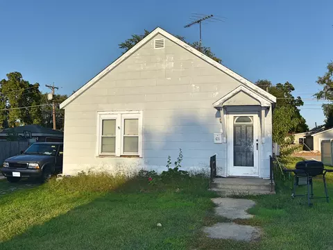 435 S Broadway St, Coal City, IL 60416