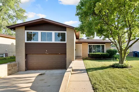 295 Diamond Head Dr, Des Plaines, IL 60018