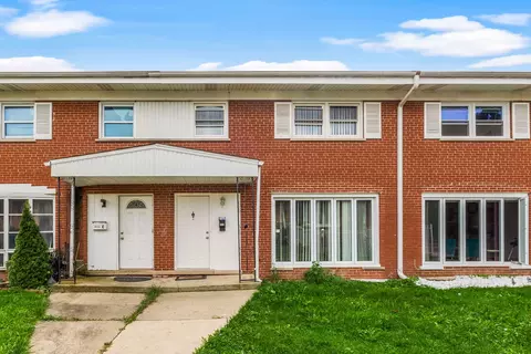 8910 Robin Dr #D, Des Plaines, IL 60016