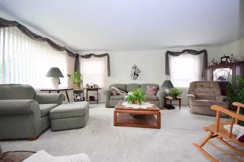 563 E Forest Ave, Des Plaines, IL 60018 photo 2