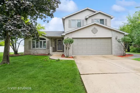 3218 Heritage Lake Dr, Lockport, IL 60441