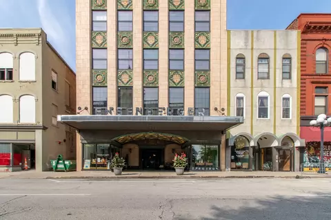 212 N Center St #204, Bloomington, IL 61701